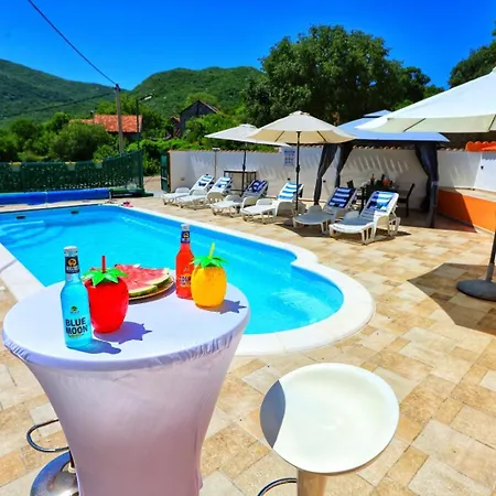 Vakantiehuis Rocca With Pool