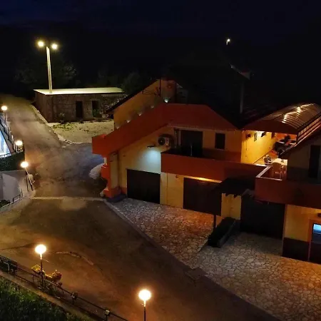 Rocca With Pool Будинок відпочинку *