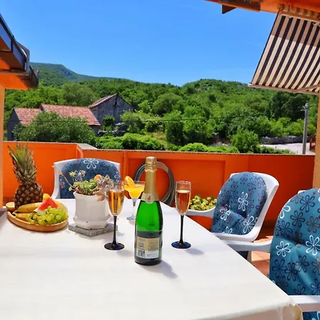 Rocca With Pool Vakantiehuis